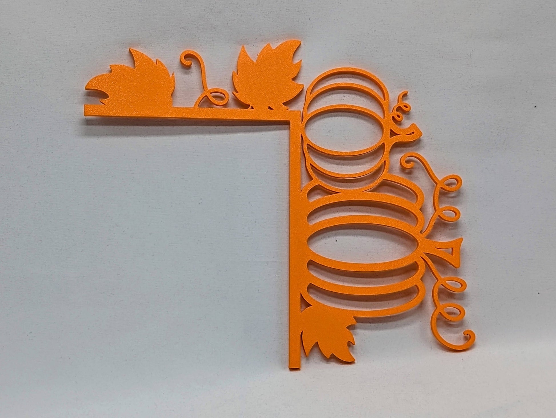 fall door corner decoration, pumpkins on the vine.