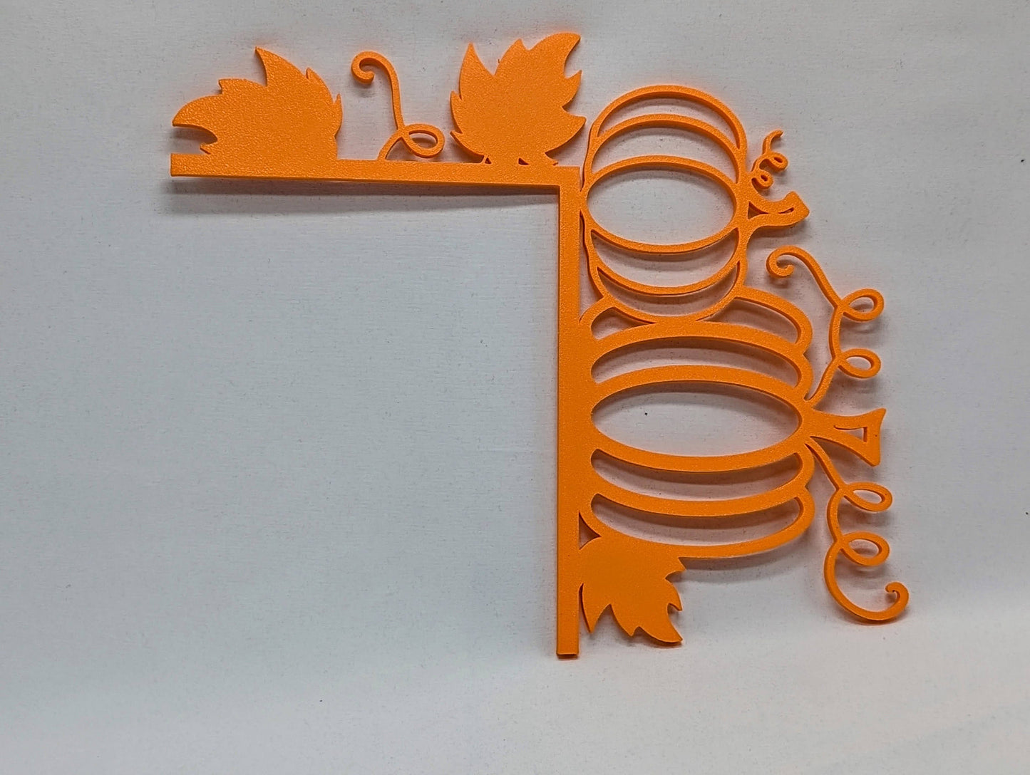 fall door corner decoration, pumpkins on the vine.