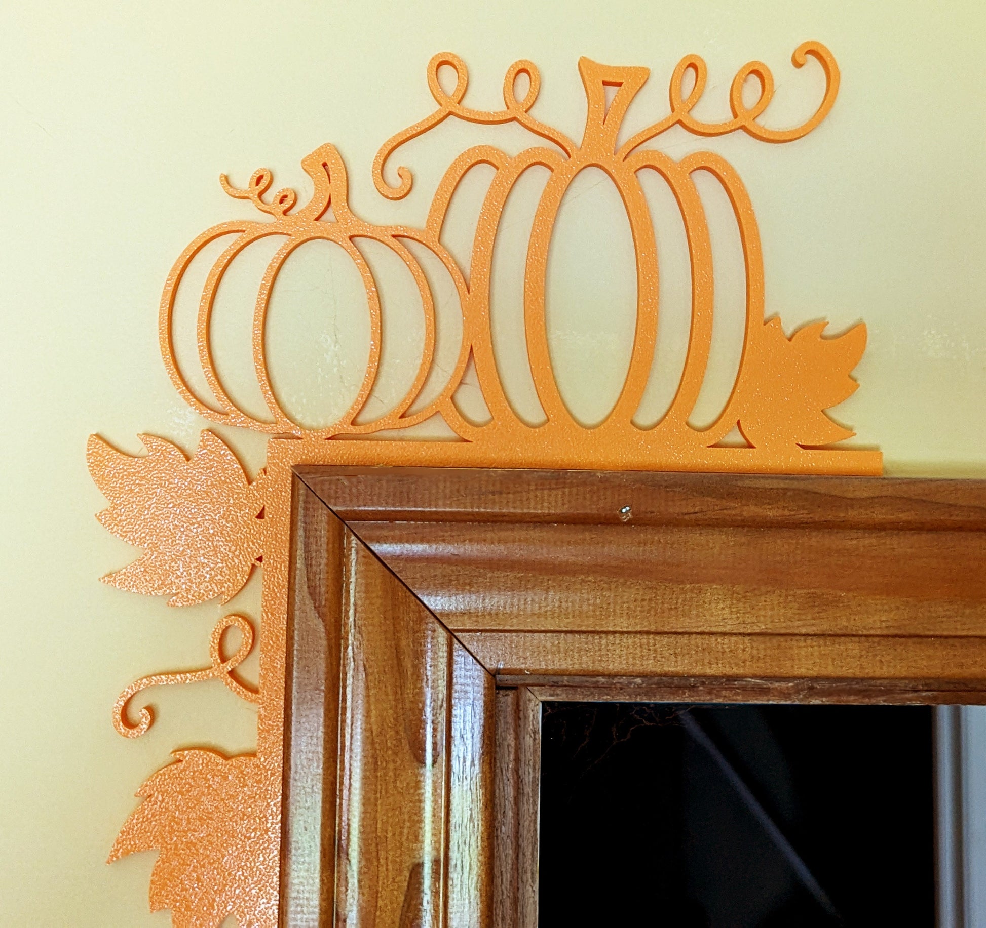 fall door corner decoration, pumpkins on the vine.
