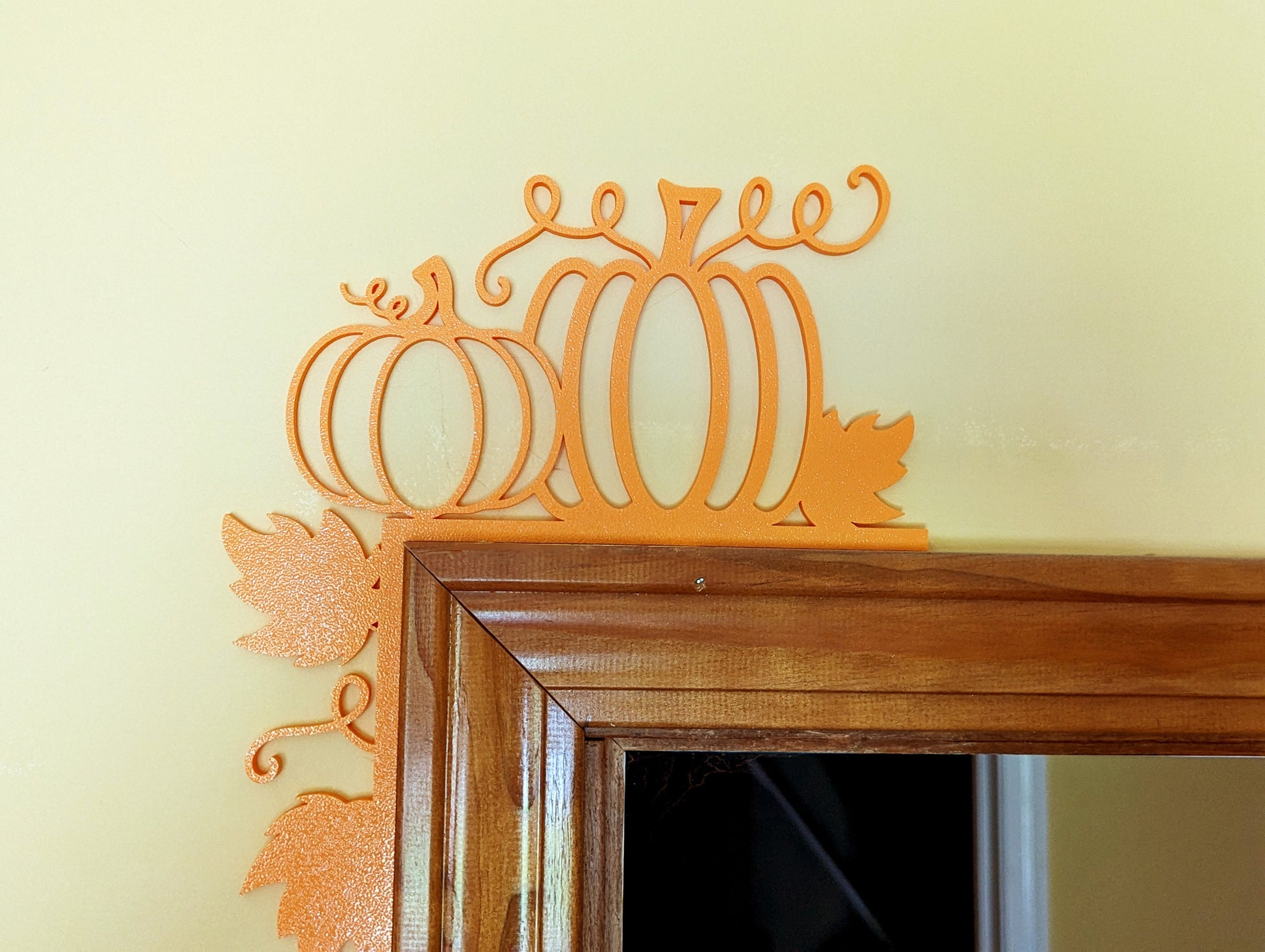 fall door corner decoration, pumpkins on the vine.
